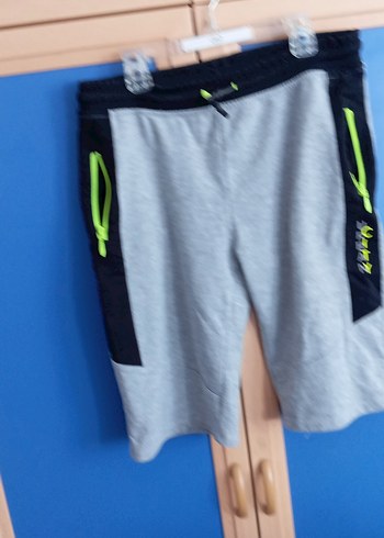 Gri Erkek Çocuk Bol Kesim Kemerli Şort