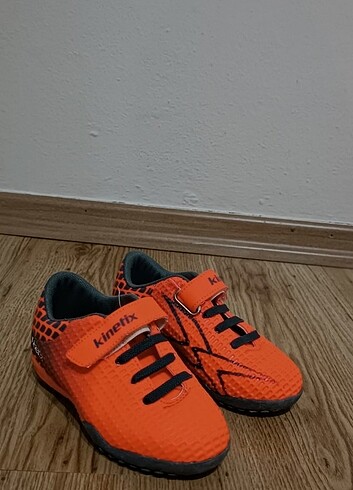 27 Beden turuncu Renk Kinetix halı saha ayakkabısı 
