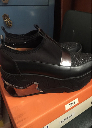 36 Beden siyah Renk Hotiç Yaya markasına ait ayakkabı