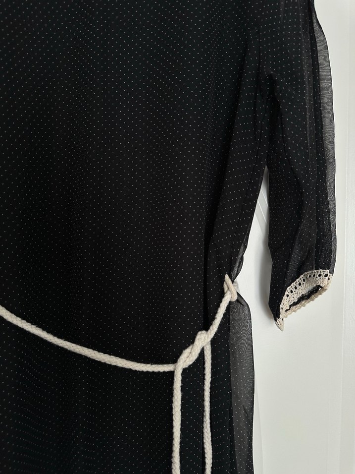 Beyaz Kemerli Siyah Midi Elbise - Görsel 3