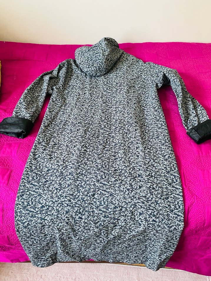 Gri Yılan Desenli Kapüşonlu trençkot - Görsel 2