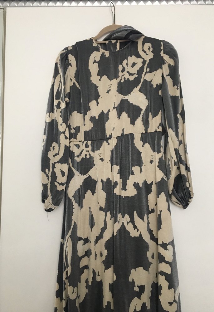 Gri krem desenli elbise - Görsel 2