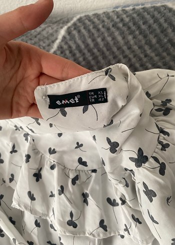 V yaka volanlı günlük kadın bluzu - Görsel 4