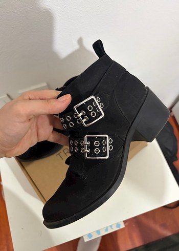 Siyah Süet Tokalı Blok Topuklu Bot - Görsel 3