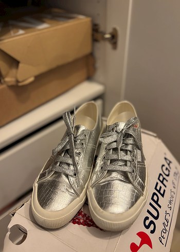 Gri Yılan Desenli Metalik Kadın Sneakers