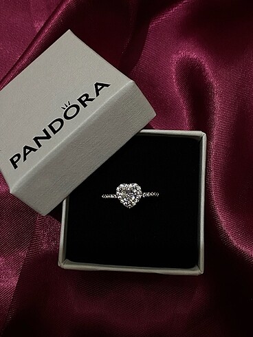 Pandora kutulu kalp yüzük