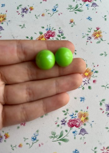 Yeşil yarım top küpe  - Görsel 3