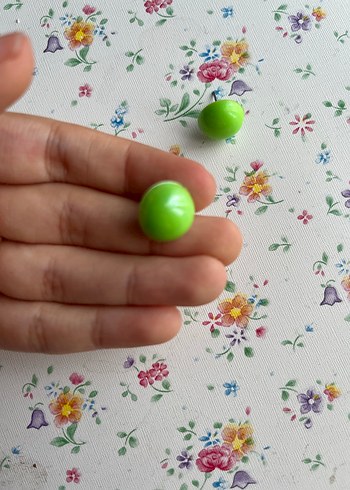 Yeşil yarım top küpe  - Görsel 4