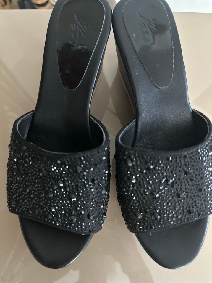 Parlak Taşlı Siyah Dolgu Topuklu Kadın Terlik - Görsel 2