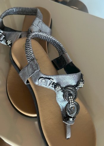 Gri Yılan Desenli Dolgu Topuklu Kadın Sandalet - Görsel 3