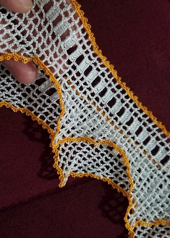 Beyaz ve turuncu el yapımı dantel şerit