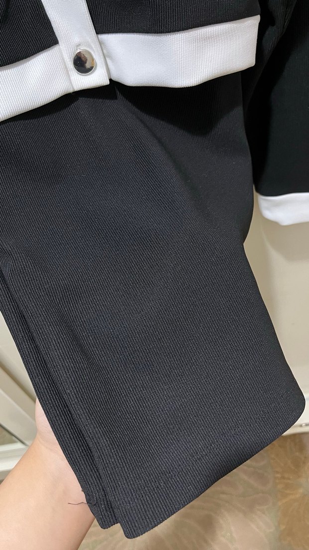 Siyah Beyaz Düğmeli Takım - Görsel 4