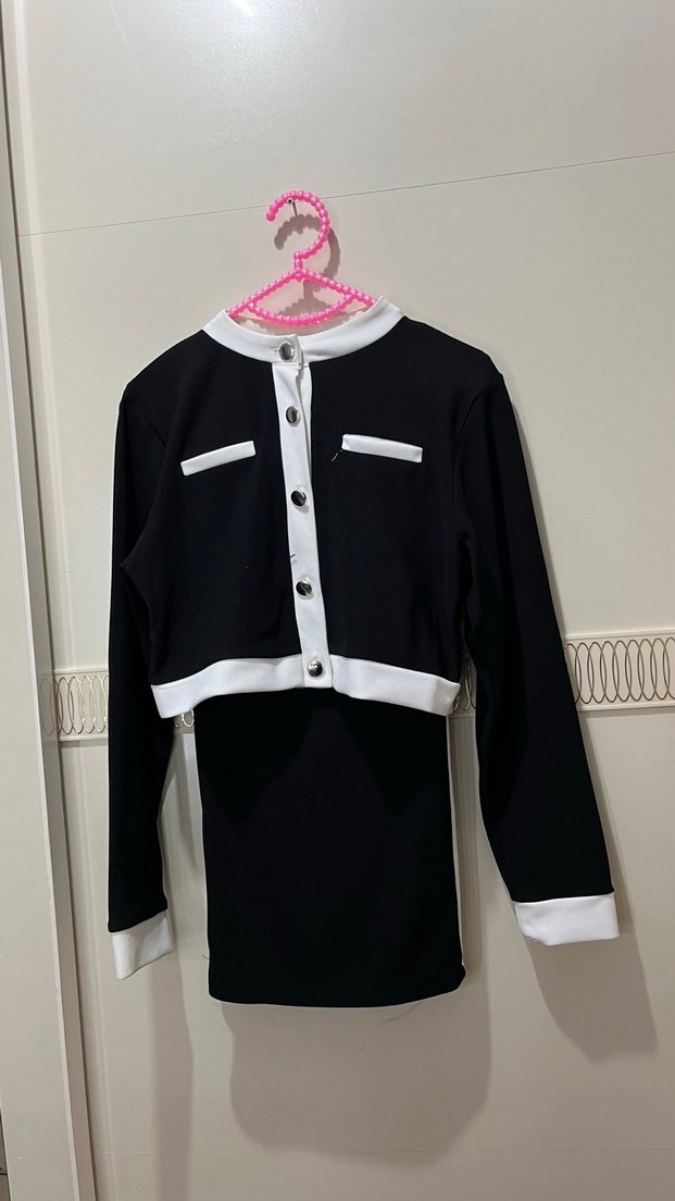 Siyah Beyaz Düğmeli Takım - Görsel 2