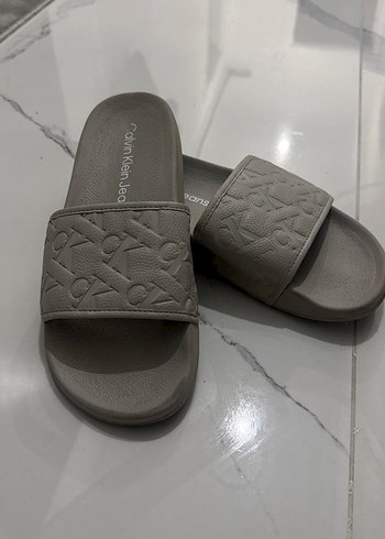 Calvin Klein Monogramli Gri Terlik