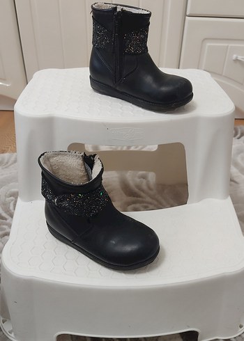 Kız Çocuk Siyah Tokalı Kauçuk Bot - Görsel 2