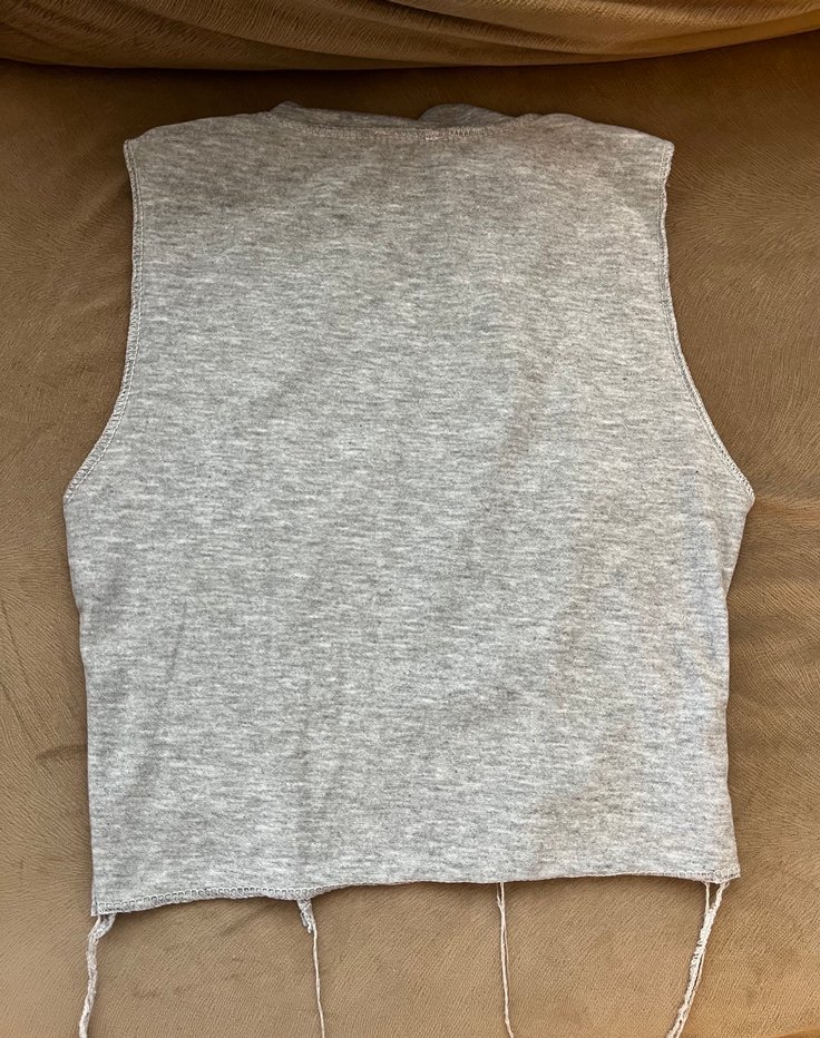 Gri Yüksek Yakalı Kolsuz crop top - Görsel 2