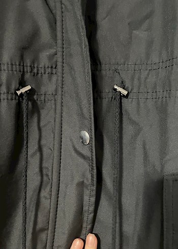 Siyah Uzun Düğmeli Kadın Yağmurluk - Görsel 4