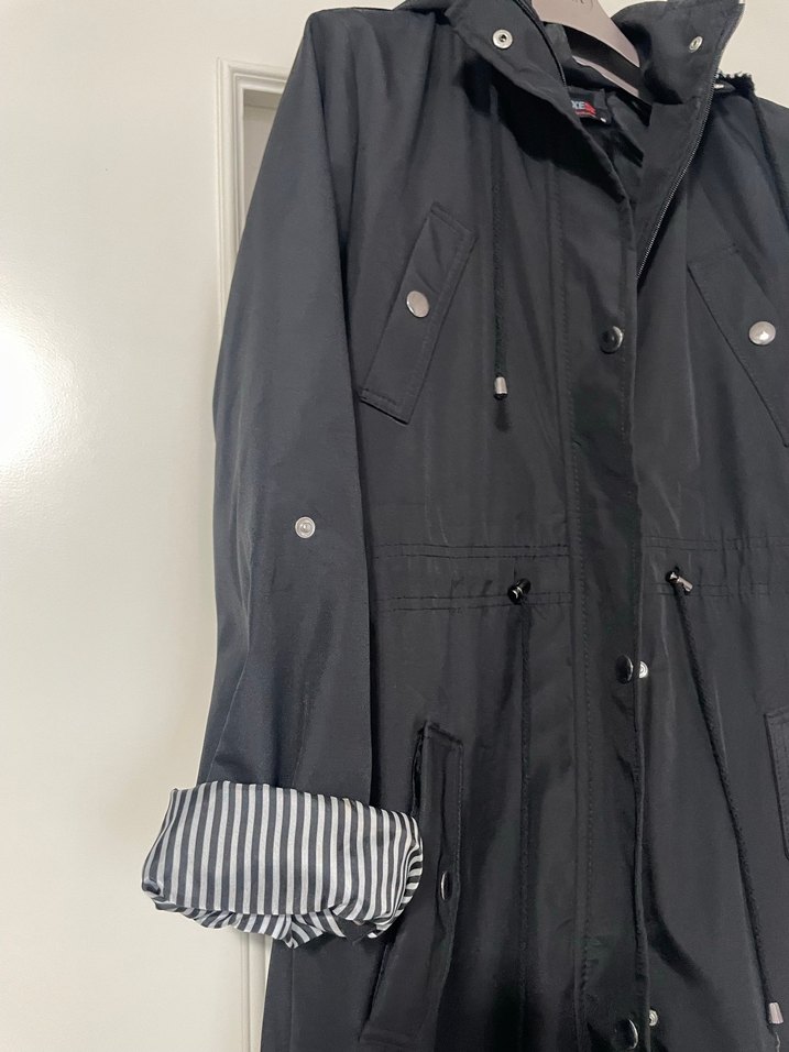 Siyah Uzun Düğmeli Kadın Yağmurluk - Görsel 2