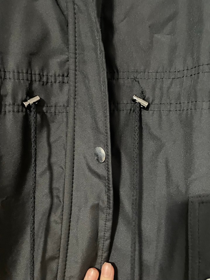 Siyah Uzun Düğmeli Kadın Yağmurluk - Görsel 4