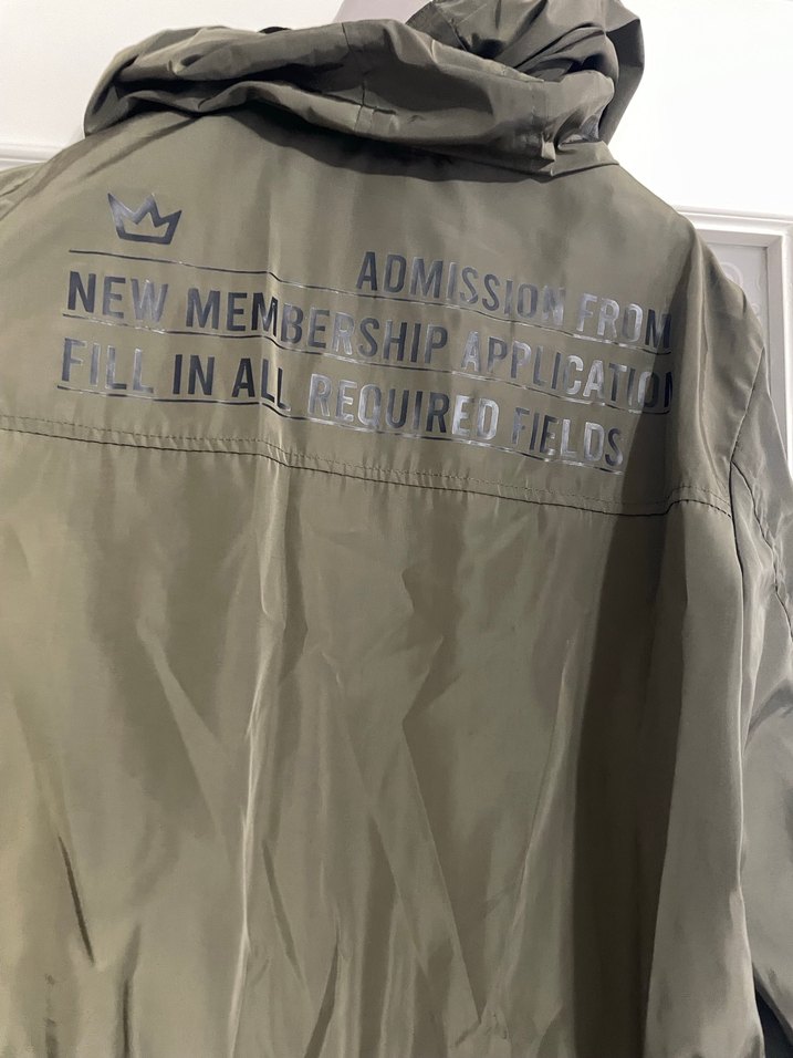 Kasın Kapüşonlu Uzun Beli Büzgü Detaylı  Yağmurluk - Görsel 5