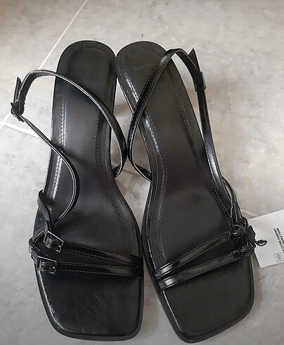 36 Beden siyah Renk Kısa topuklu sandalet