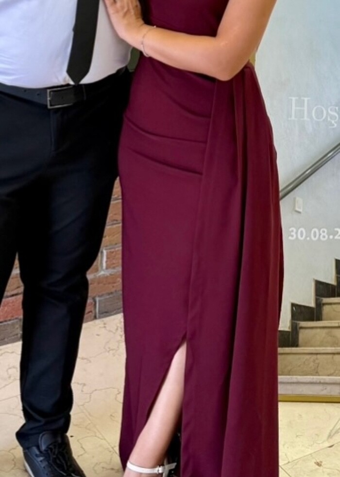 Bordo taş inci detaylı yandan kuyruklu tek omuz abiye elbise - Görsel 4