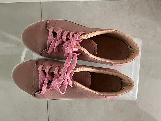 Pembe ayakkabı