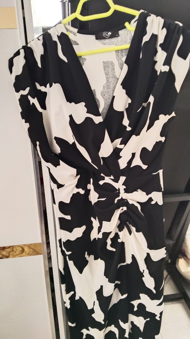 Drapeli Siyah Beyaz Bağlamalı Hamile Elbisesi - Görsel 3