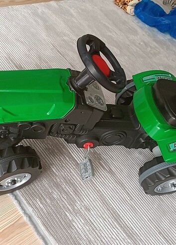  Oyuncak traktör 