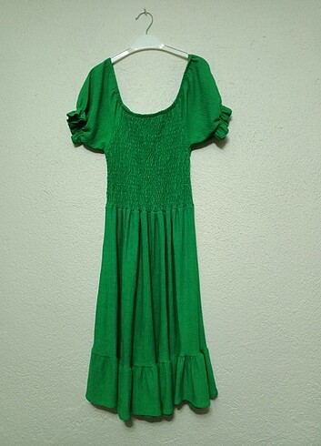 Hiç giyilmemiş yeşil kısa elbise 