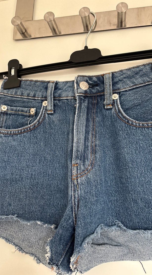 Kadın Mavi Koyu Renk Salaş Mini Denim Şort - Görsel 2