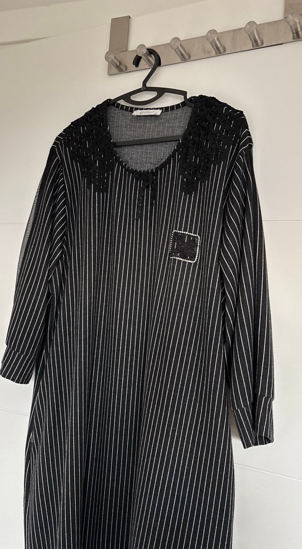 Uzun Siyah Çizgili Kadın Giyisi - Görsel 3