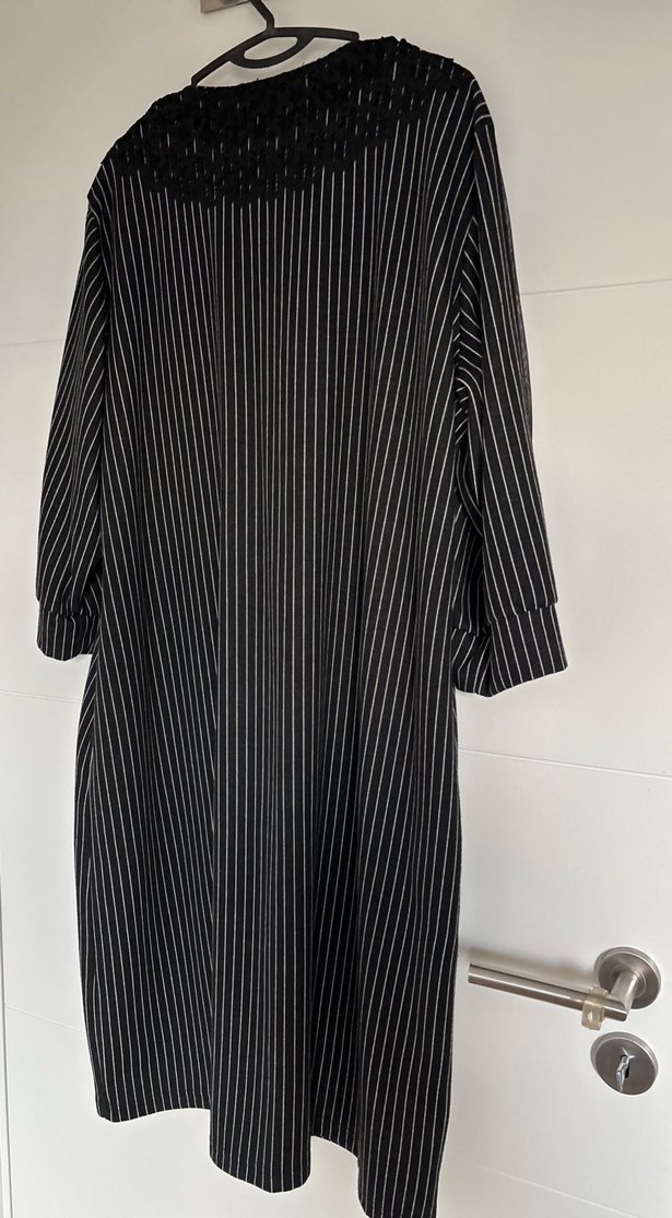 Uzun Siyah Çizgili Kadın Giyisi - Görsel 4