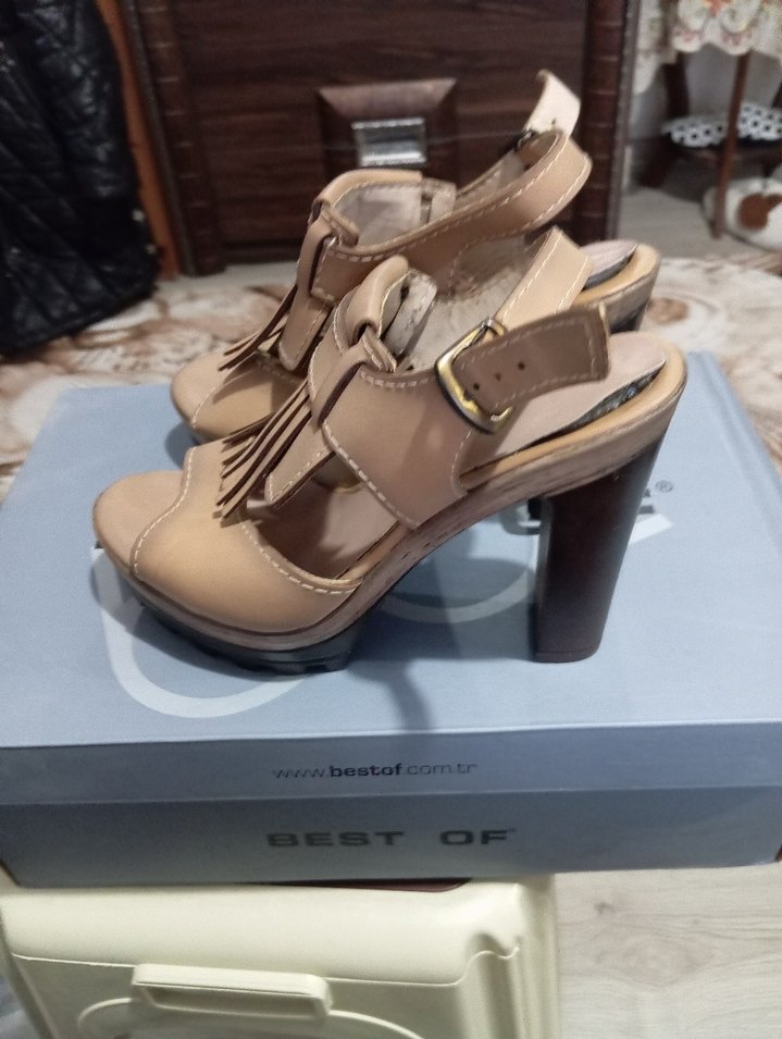 Bej Deri Püsküllü Kadın Dolgu Topuklu Sandalet - Görsel 3