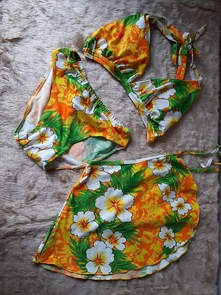 Cicek desenli bikini.