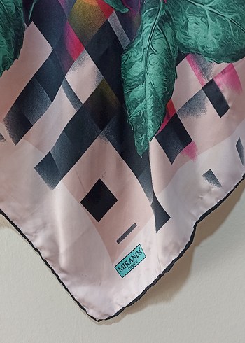 Çiçekli Eşarp - Görsel 2