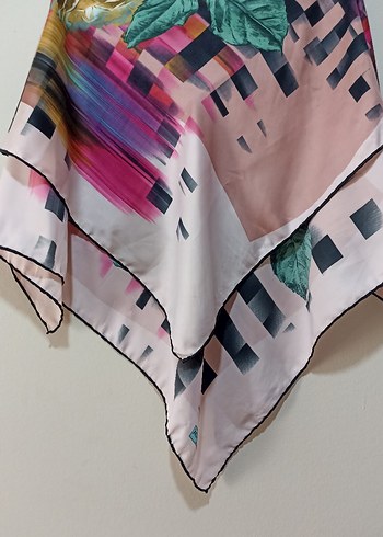 Çiçekli Eşarp - Görsel 3