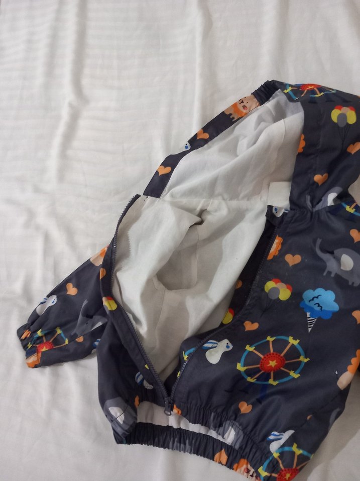 Çocuk Kapüşonlu Renkli Baskılı Yağmurluk - Görsel 3