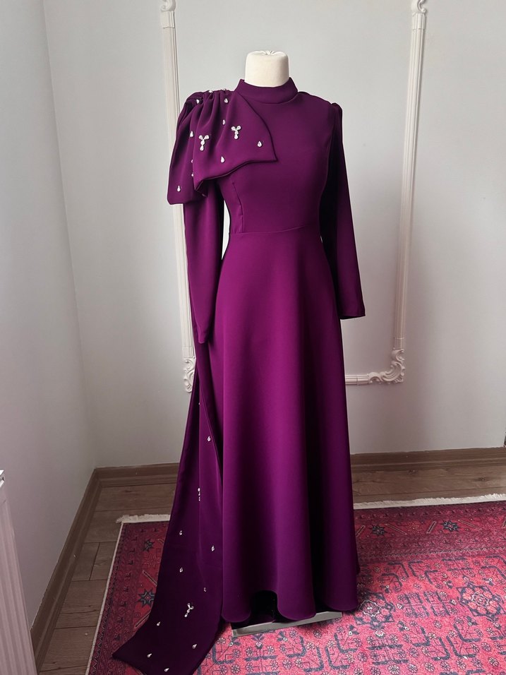 Uzun Mor Nakışlı tesettür abiye - Görsel 2