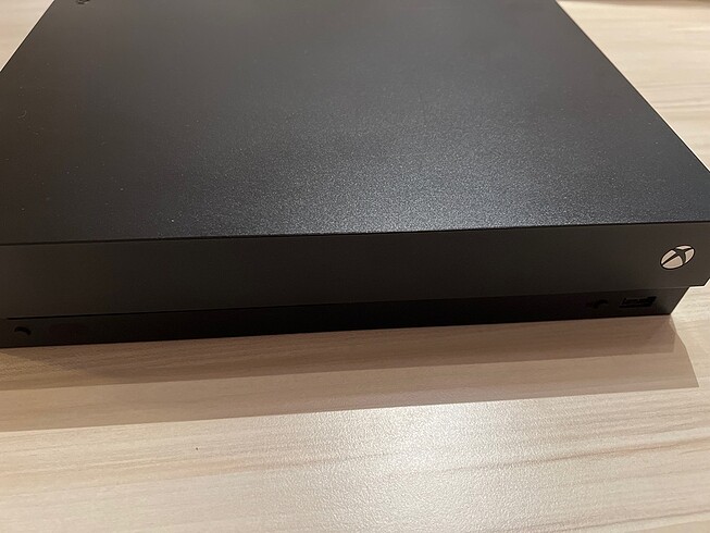 Xbox One X 1TB + 1 kol