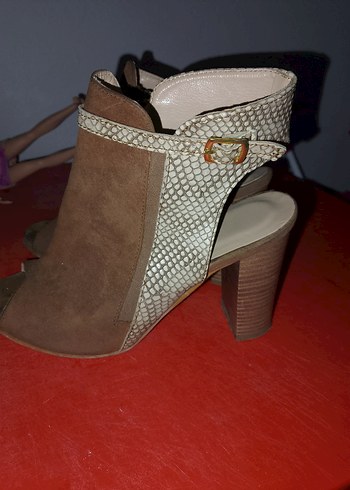 Kahverengi Yılan Desenli Tokalı Topuklu Sandalet - Görsel 2