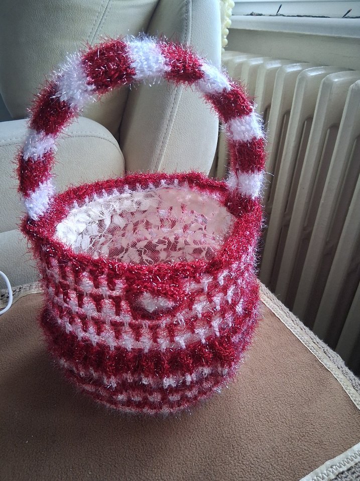 Kırmızı Beyaz Örgü Sepet - Görsel 2