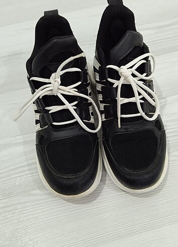 Siyah beyaz ayakkabı 