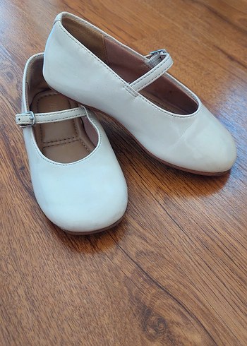 Zara Kız Çocuk Beyaz Tokalı Babet Ayakkabı