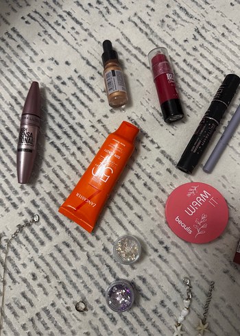 Çok Renkli Makyaj Ürünleri ve Aksesuarlar - Görsel 2