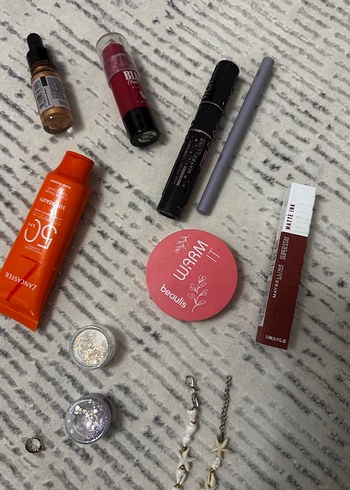 Çok Renkli Makyaj Ürünleri ve Aksesuarlar - Görsel 3