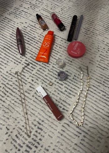 Çok Renkli Makyaj Ürünleri ve Aksesuarlar - Görsel 4