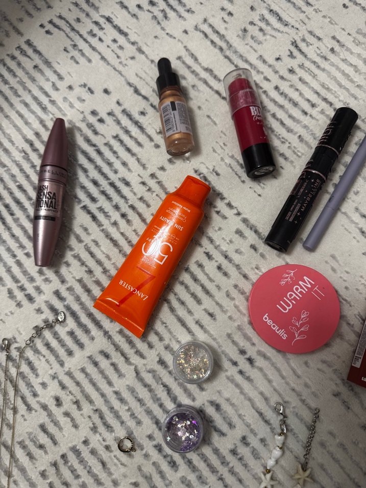 Çok Renkli Makyaj Ürünleri ve Aksesuarlar - Görsel 2