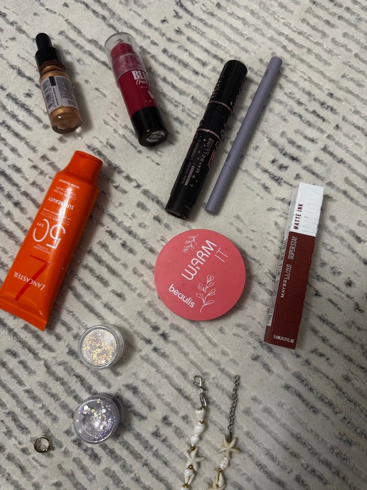 Çok Renkli Makyaj Ürünleri ve Aksesuarlar - Görsel 3