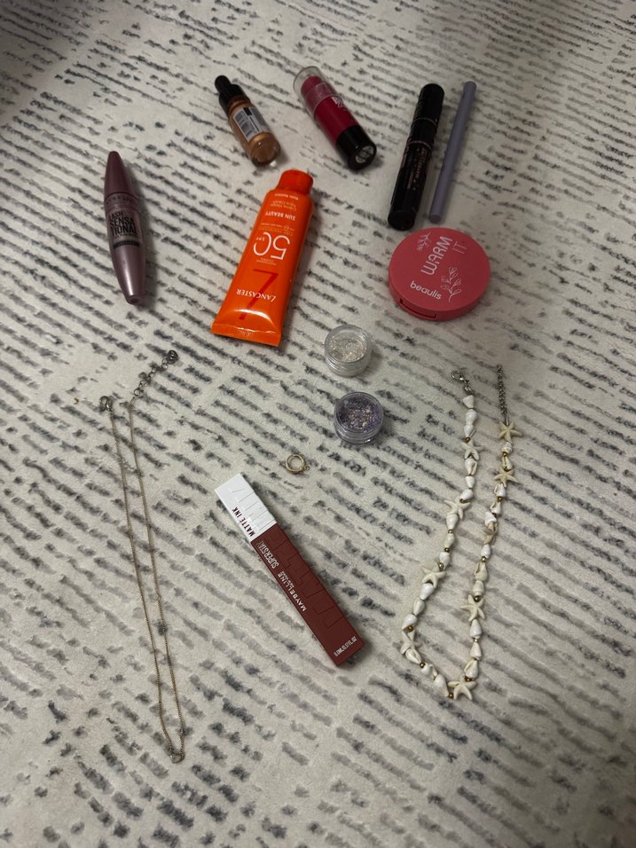 Çok Renkli Makyaj Ürünleri ve Aksesuarlar - Görsel 4